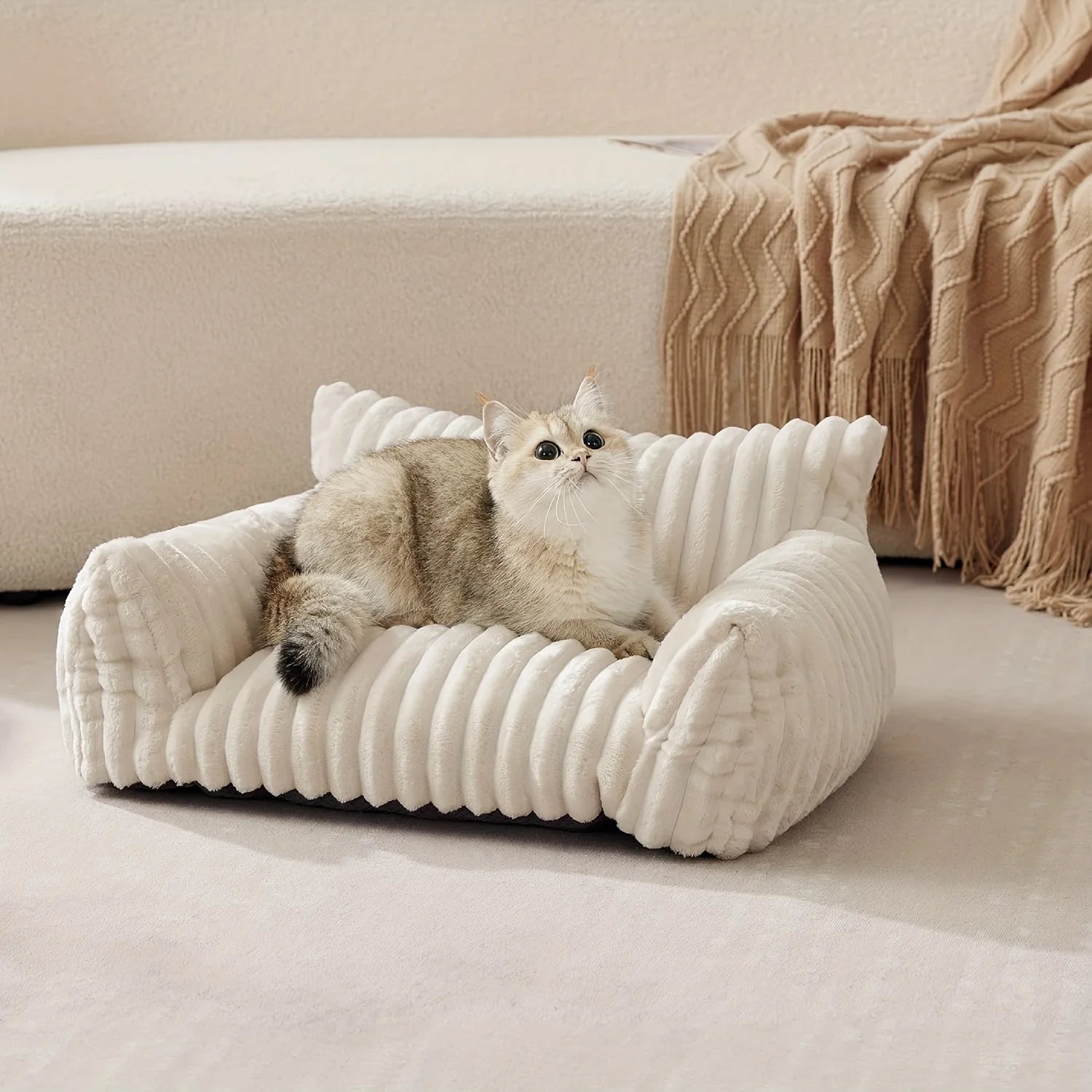 Katzenbett in Grau mit weicher Plüschoberfläche