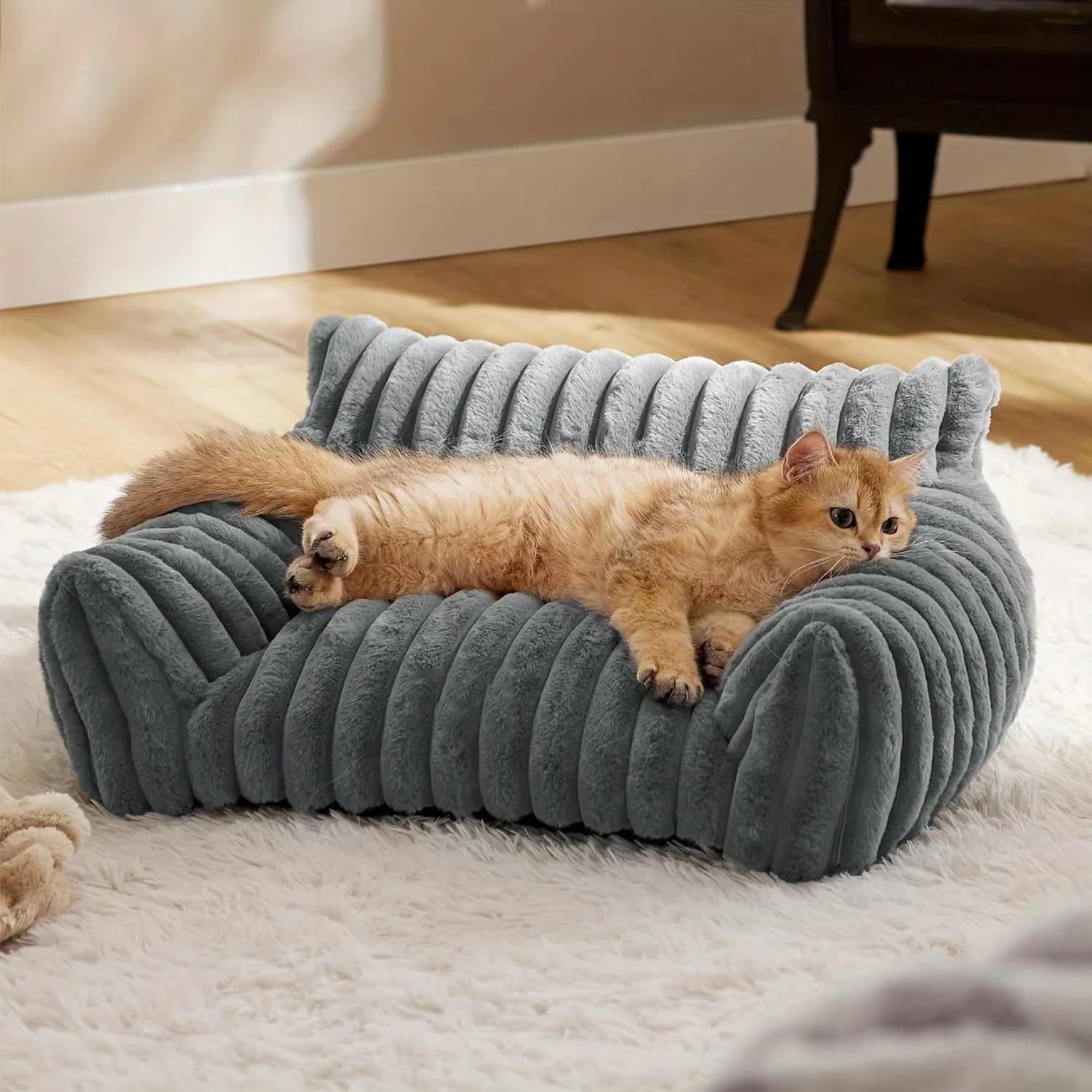 Kuscheliges Katzenbett mit weichem Kissen in Weiß