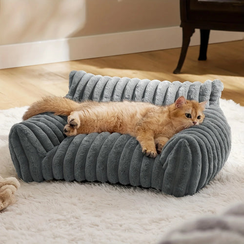 Kuscheliges Katzenbett mit weichem Kissen in Weiß