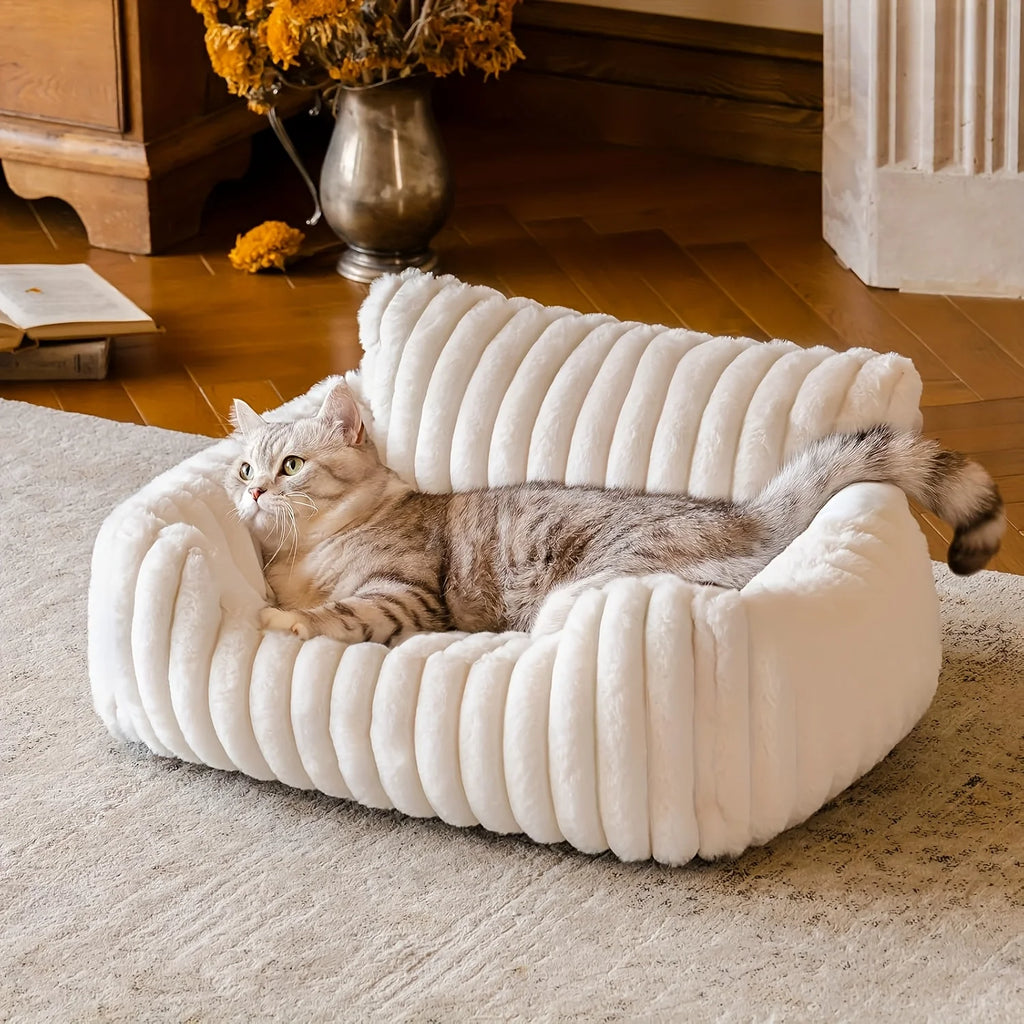 Katze liegt entspannt im gepolsterten Katzenbett